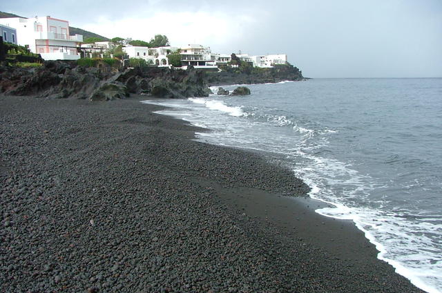 Les plages de sable noire