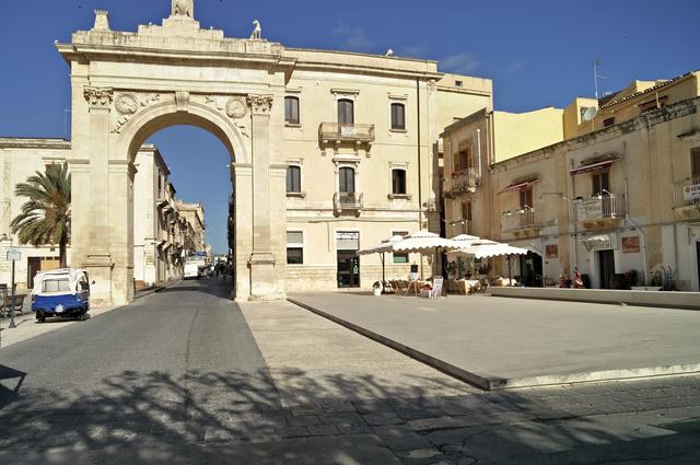 Porta Reale