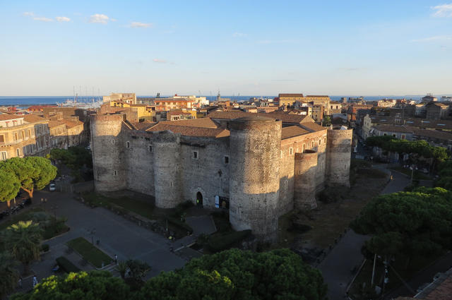 Place Federico di Svevia et chateau Ursino