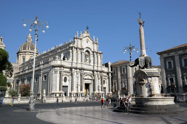 Place de la Cathédrale et Cathédrale Sainte-Agathe