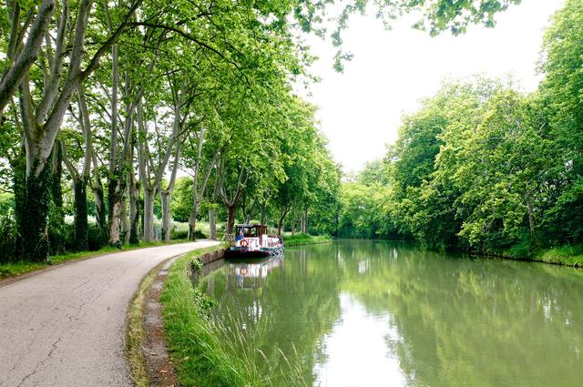 Naviguer en bateau sur les canaux 