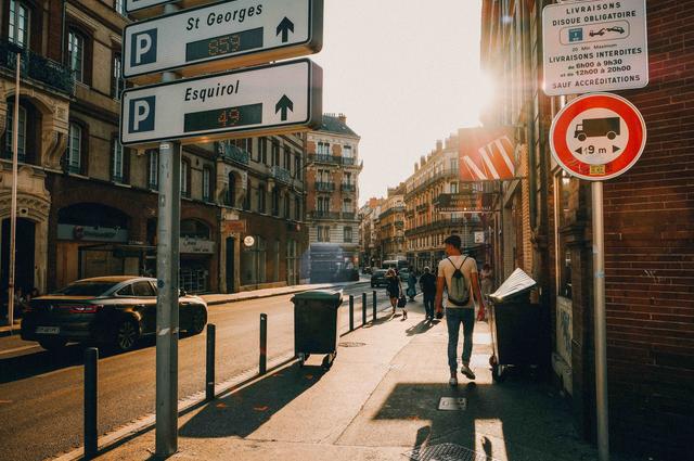 Organiser une séance photo dans la vieille ville au lever du soleil 