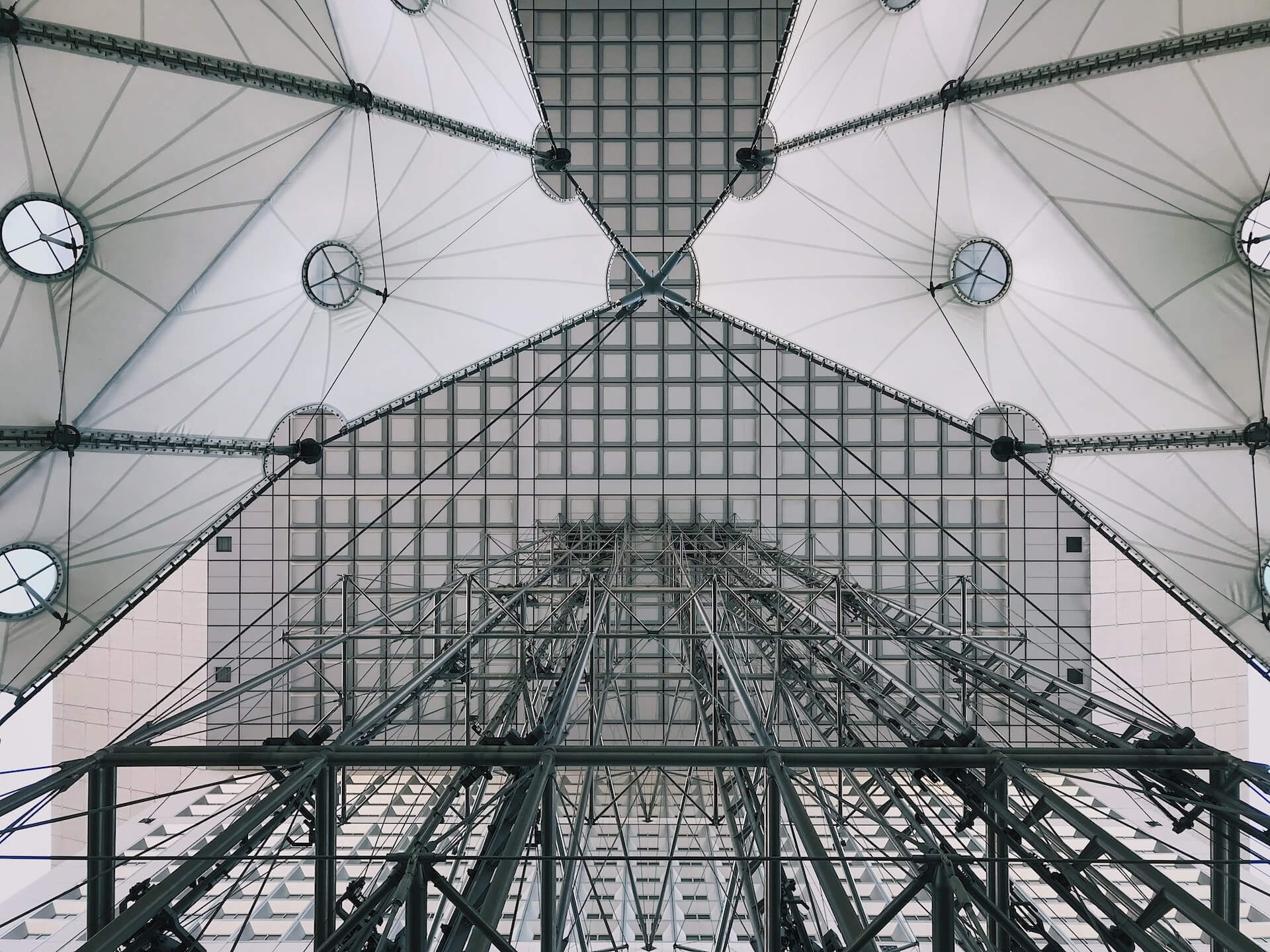 Que contient la Grande Arche de la Défense ?