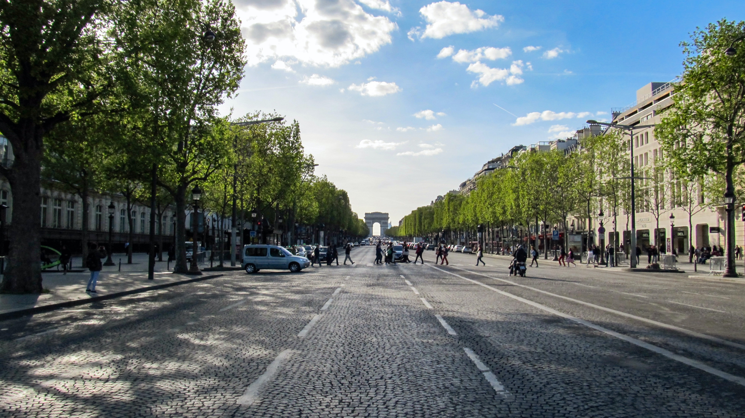 AUTOUR DE L’ARC DE TRIOMPHE AUTOUR DE L’ARC DE TRIOMPHE